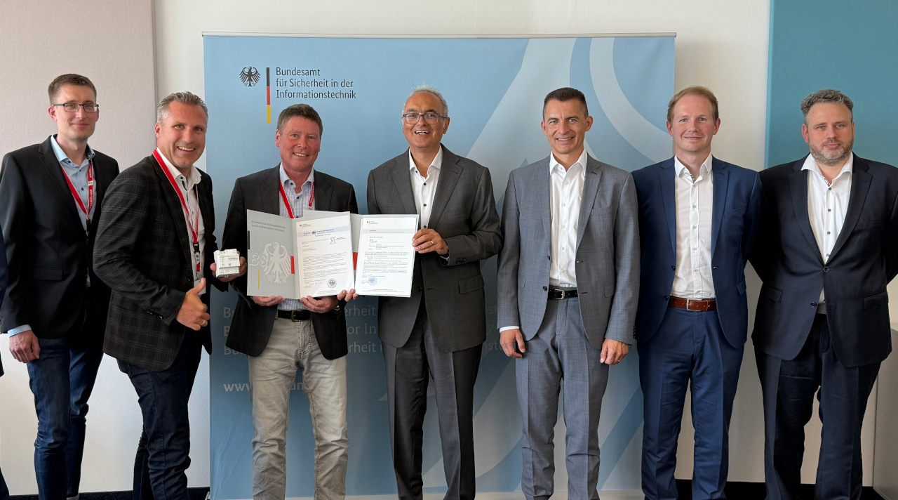 Smart & Sicher: Zwei neue Steuerboxen für das digitale Stromnetz zertifiziert